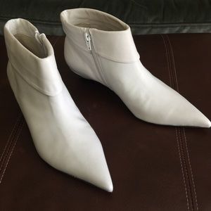 White pointy toe leather booties EUC